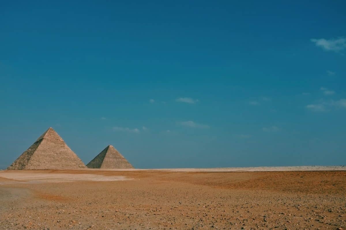الأهرامات من بعيد