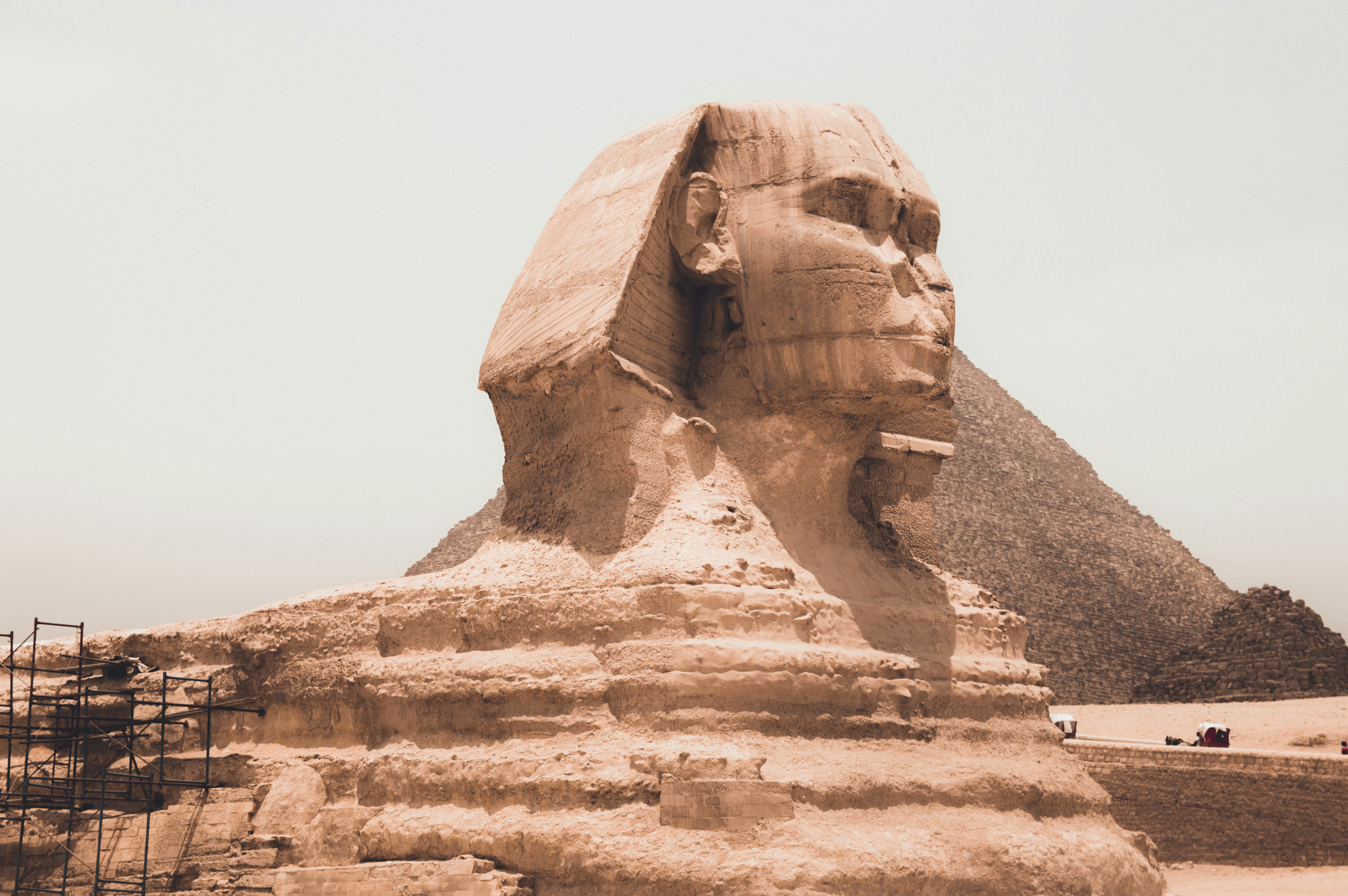الأهرامات في الليل